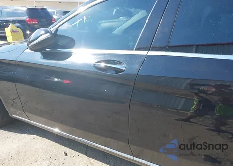 2015 Mercedes-Benz C 300 4Matic z USA, uszkodzony, nr VIN 55SWF4KB5FU070861